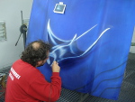 Airbrush eines Mantas auf einer Motorhaube