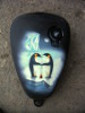 Airbrush von Pinguinen auf einem Motorradtank