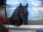Airbrush eines Pferdekopfes auf einer Heckklappe