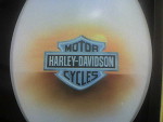 Airbrush des Harley-Davidson Logos auf einem Toilettendeckel